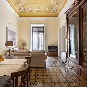 https://catania-city-center-historical-building-home.taorminaitalyhotels.com